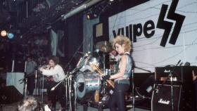 Loles Vázquez, con cresta, en primer plano, en un concierto de las Vulpes en 1983