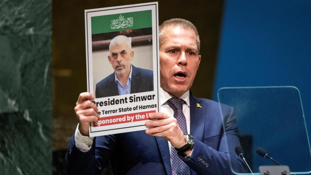 El embajador de Israel ante las Naciones Unidas sostiene un póster que dice: Presidente Sinwar, del Estado del Terror de Hamás, patrocinado por la ONU.