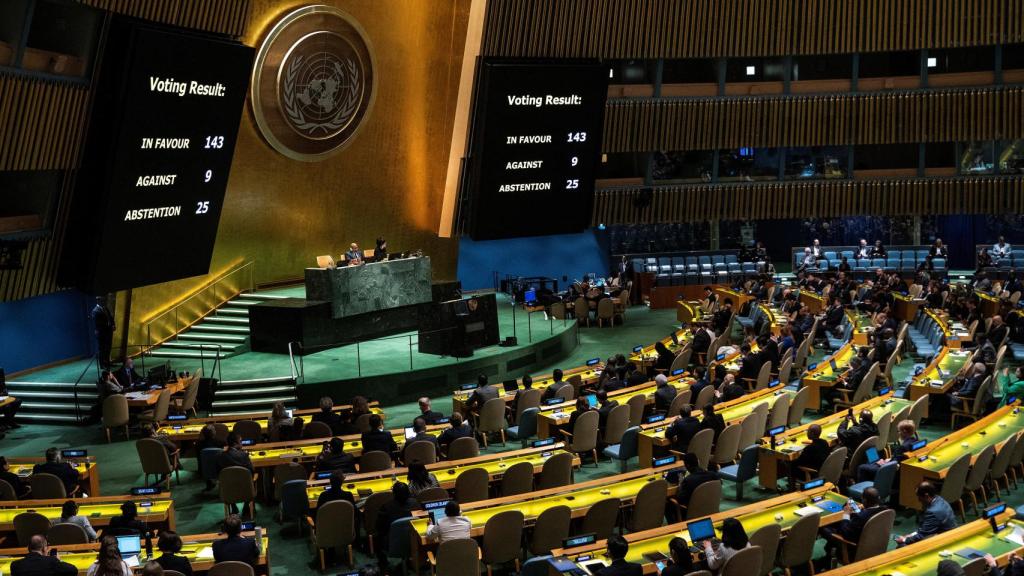 Los miembros de la Asamblea General de la ONU votan sobre la admisión de Palestina, este viernes.