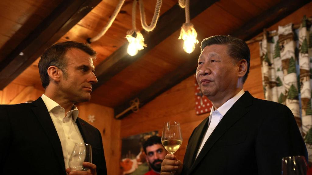 El presidente francés, Emmanuel Macron, y el presidente chino, Xi Jinping, disfrutan de una copa en un restaurante, el martes 7 de mayo de 2024, en el puerto del Tourmalet, en los Pirineos.