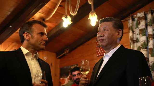 El presidente francés, Emmanuel Macron, y el presidente chino, Xi Jinping, disfrutan de una copa en un restaurante, el martes 7 de mayo de 2024, en el puerto del Tourmalet, en los Pirineos.