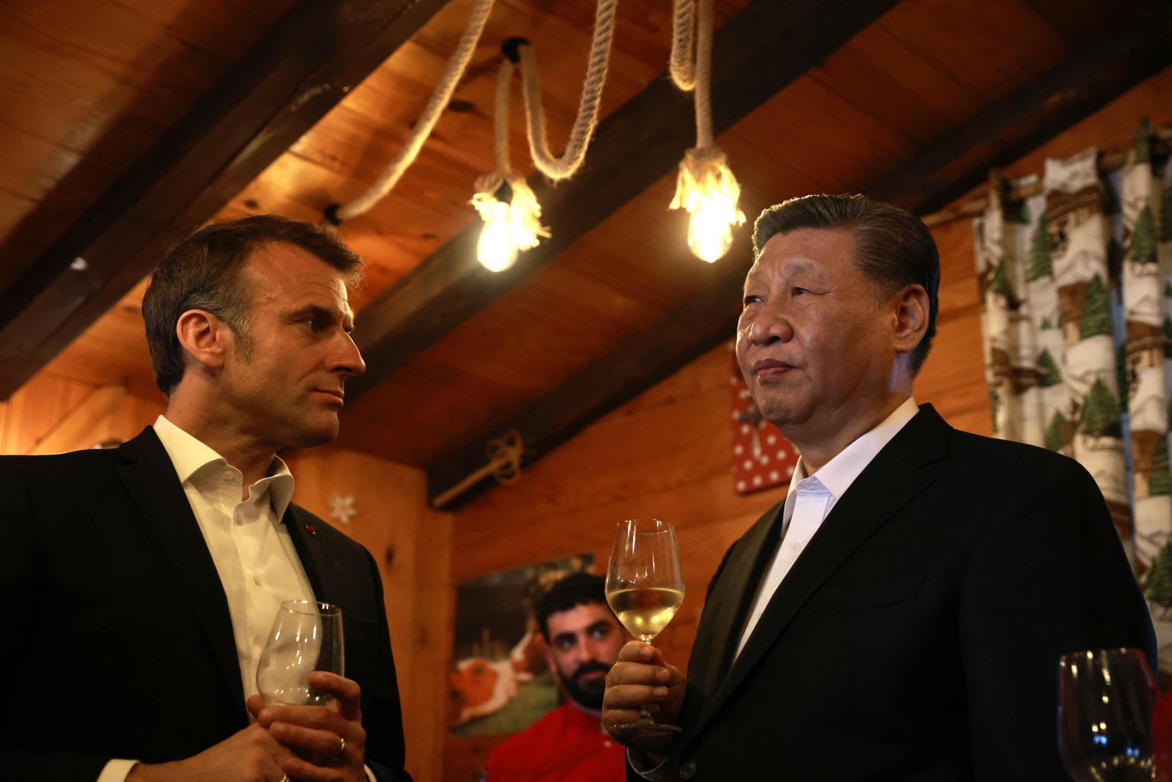 El presidente francés, Emmanuel Macron, y el presidente chino, Xi Jinping, disfrutan de una copa en un restaurante, el martes 7 de mayo de 2024, en el puerto del Tourmalet, en los Pirineos.