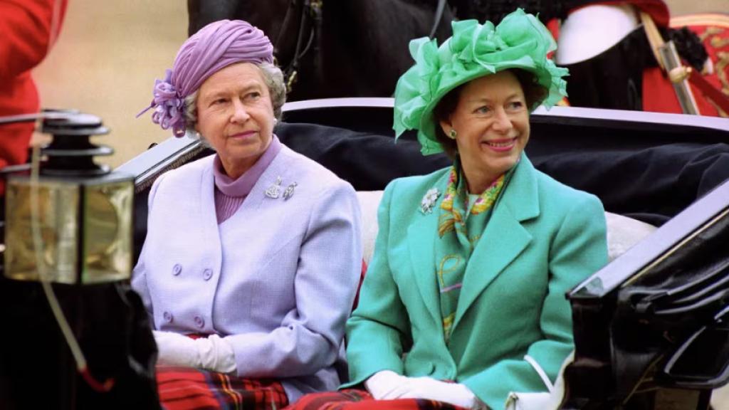 La reina Isabel II, junto a su hermana, Margarita.