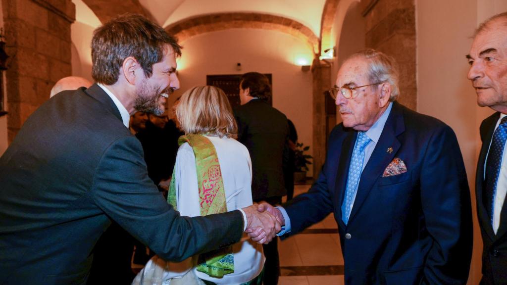 El mistro de Cultura, Ernest Urtasun, estrechando la mano de Eduardo Miura, con su hermano Antonio justo al lado.