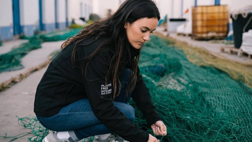 Amaia Rodríguez, fotografiada junto a redes de pesca.