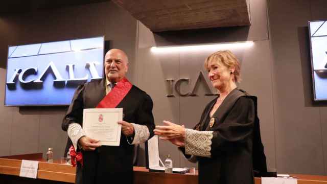 Fernando Candela recibiendo la Gran Cruz al Mérito en el Servicio a la Abogacía en 2023.
