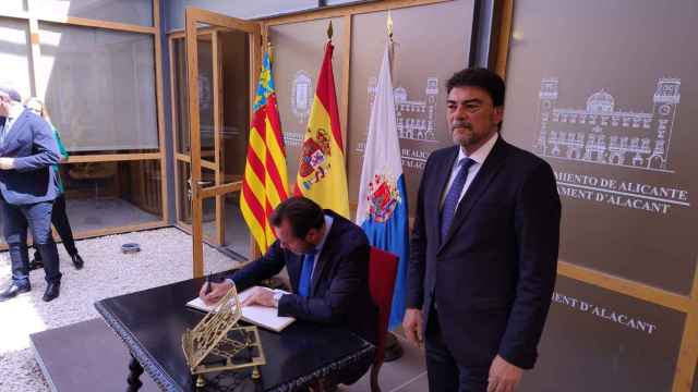 El ministro Óscar Puente, firmando en el libro de honor del Ayuntamiento de Alicante.