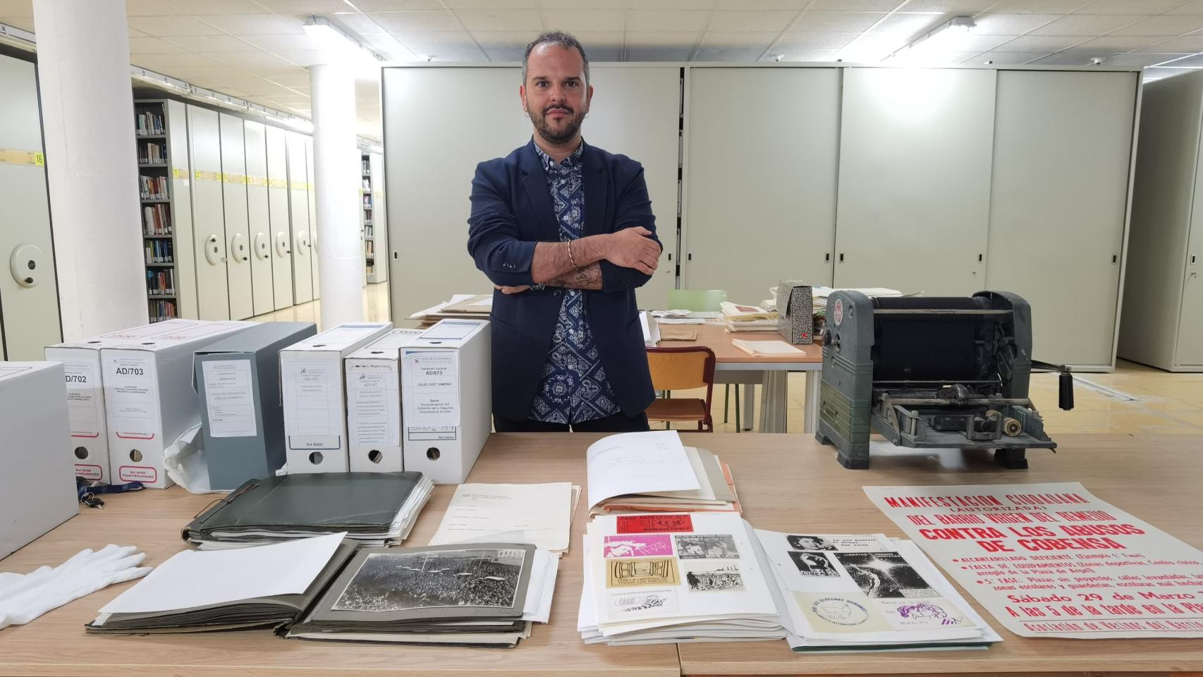 Emilio Rosillo Clement con algunos de los elementos que guarda el Archivo de la Democracia.