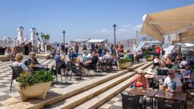 Decenas de turistas en una terraza de Benidorm, Alicante.