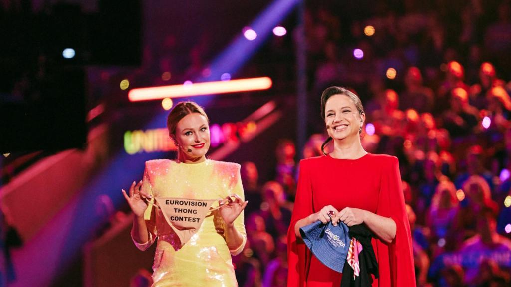 Petra Mede y Malin Akerman sosteniendo el tanga de Finlandia en Eurovisión (EBU).