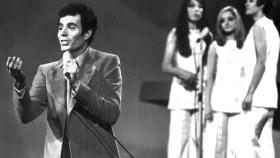 Julio Iglesias durante su actuación en el Festival de Eurovisión de 1970 junto al Trío La La La.