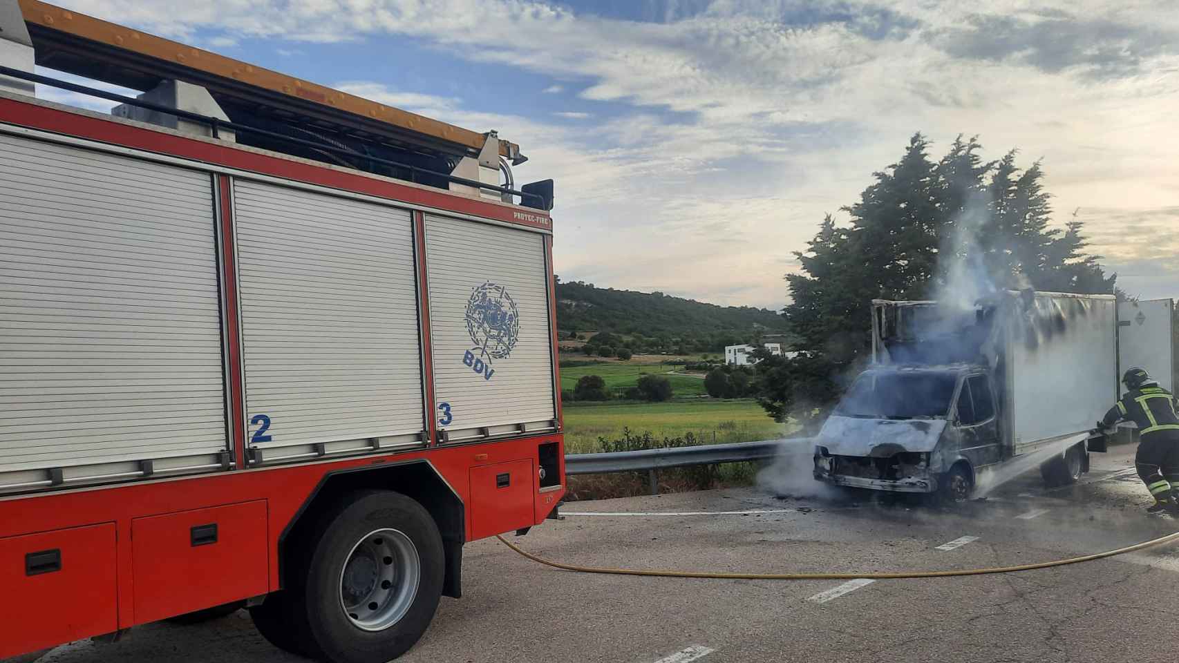 Los bomberos de la Diputación de Valladolid trabajando en el incendio de una furgoneta