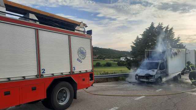 Los bomberos de la Diputación de Valladolid trabajando en el incendio de una furgoneta