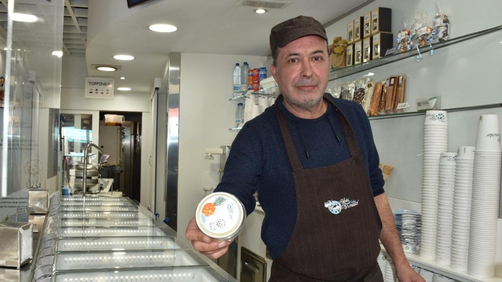 Luis Torío muestra uno de los helados para perros