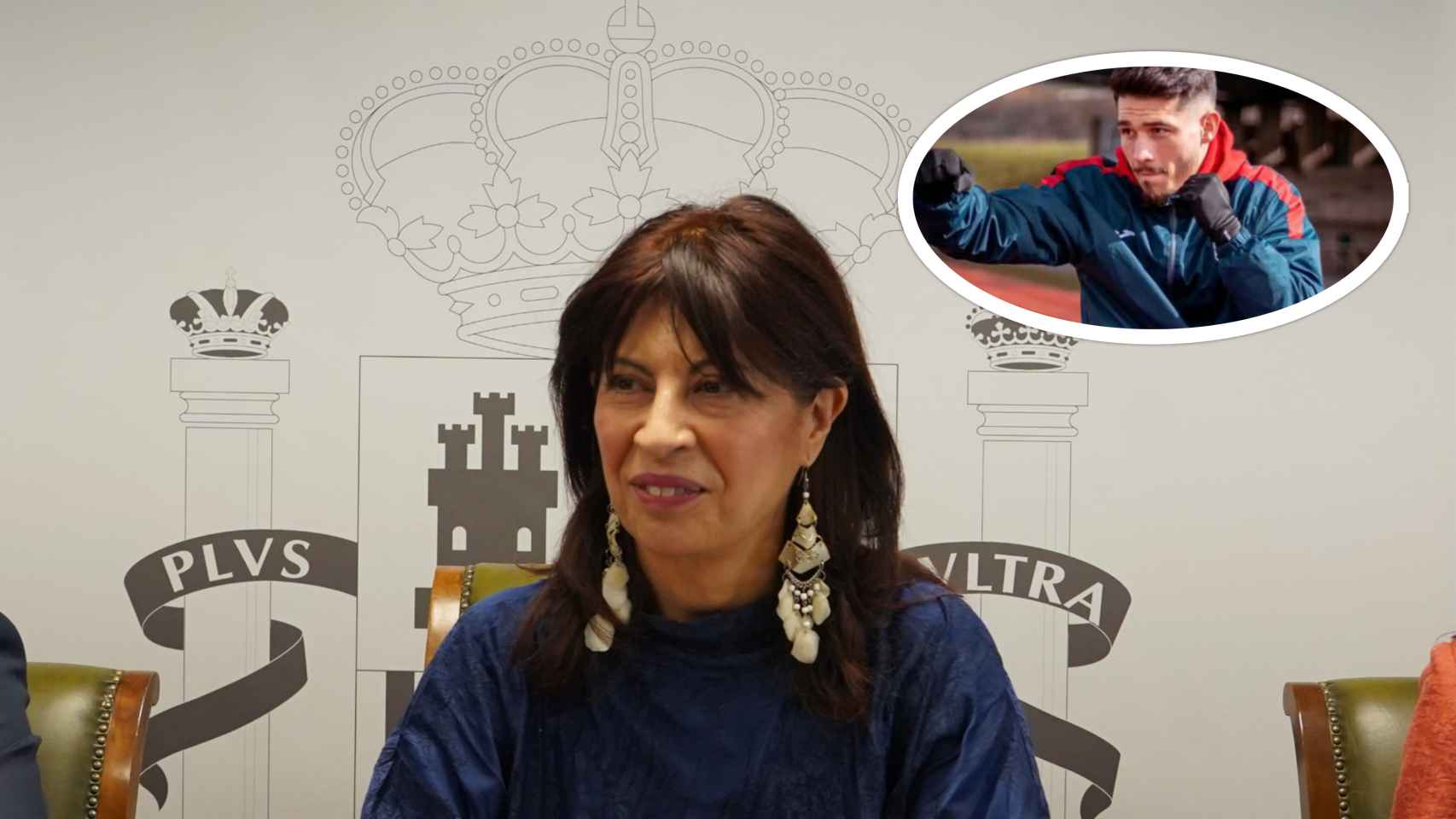 La ministra de Igualdad Ana Redondo junto a una imagen del boxeador