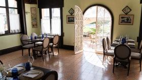 El hotel de Sitges donde se alojaba en secreto Antonio Banderas y su restaurante del año 1926