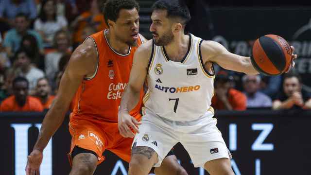 Campazzo protege el balón en el partido ante el Valencia Basket.