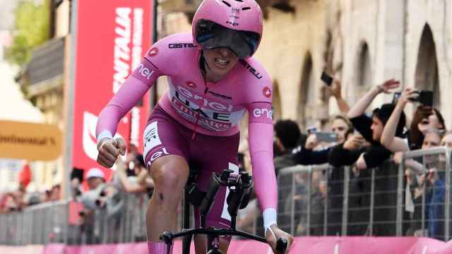 Tadej Pogacar celebra su victoria en la contrarreloj del Giro de Italia.