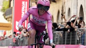 Tadej Pogacar celebra su victoria en la contrarreloj del Giro de Italia.