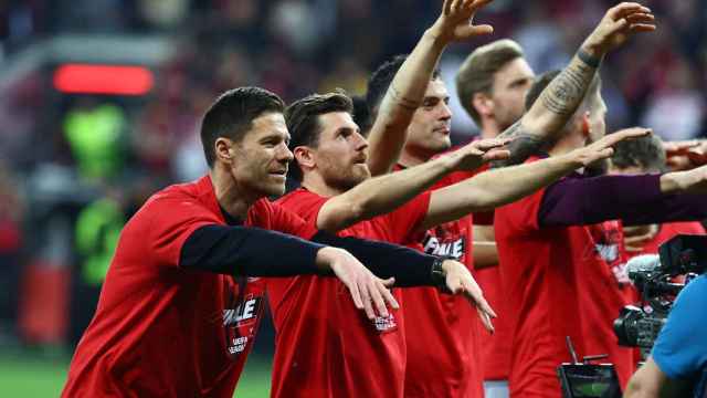 Xabi Alonso, con varios jugadores del Bayer Leverkusen celebrando el pase a la final de la Europa League.