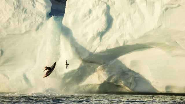 Aniol Serrasolses descendiendo por una cascada helada en el Ártico