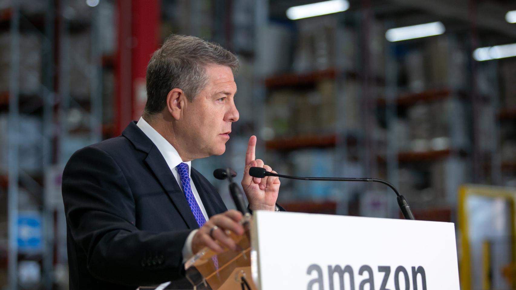 Emiliano García-Page en el centro de Amazon en Illescas (Toledo). Foto: JCCM.