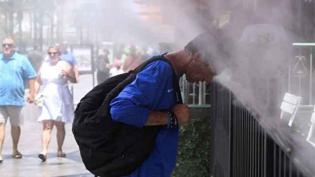 Un hombre se refresca durante una ola de calor en 2023.