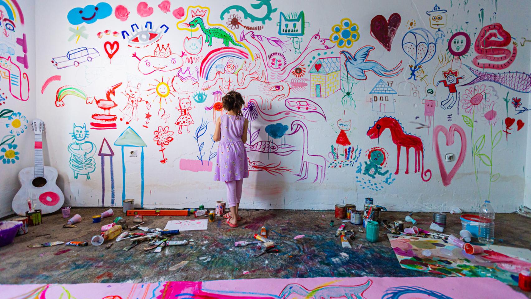 Imagen de archivo de una niña pintando un mural (iStock).