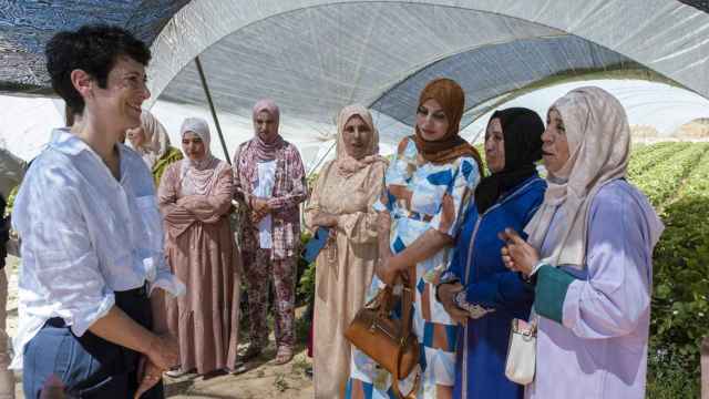 La ministra de Inclusión, Seguridad Social y Migraciones, Elma Saiz, en su vista a mujeres marroquíes en un campo de fresas de Rociana del Condado (Huelva).