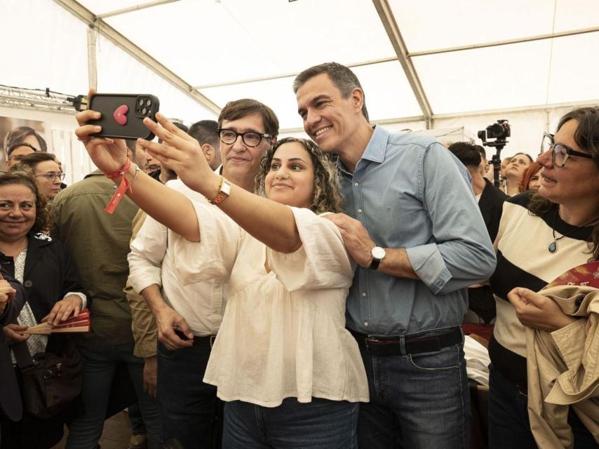 Pedro Sánchez junto a Salvador Illa, en un acto de campaña.