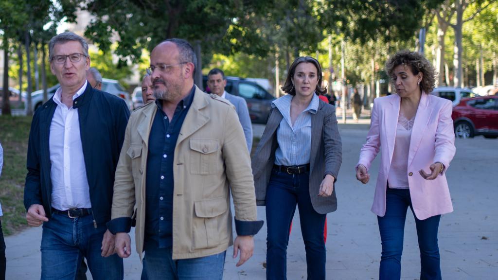 Alberto Núñez Feijóo, con Alejandro Fernández, Cuca Gamarra y Dolors Montserrat, antes del cierre de campaña en Barcelona.