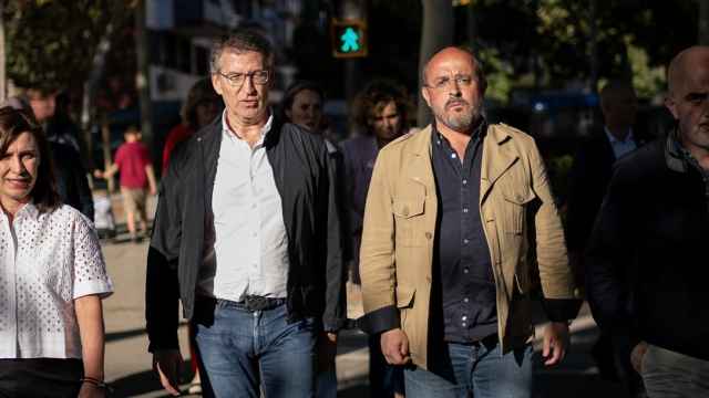 El presidente del partido PP Alberto Núñez Feijóo (c) y el candidato del PP Alejandro Fernández (2d), a su llegada a un mitin del PP en L'Hospitalet de Llobregat.