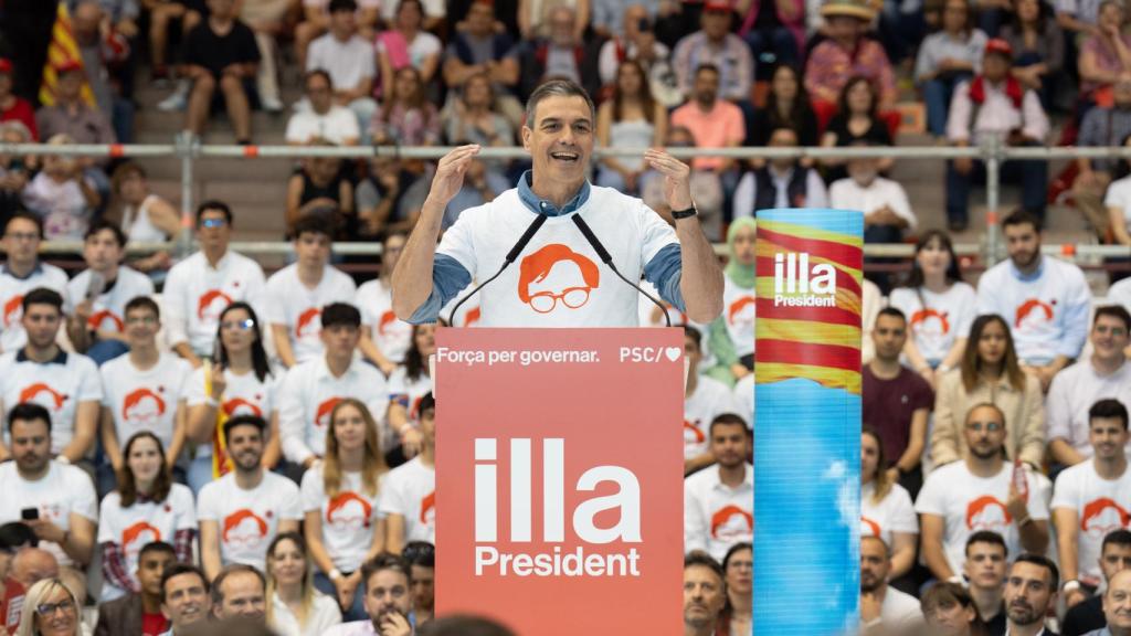 Pedro Sánchez, ataviado con una camiseta del candidato socialista, Salvador Illa, en el mitin de cierre de campaña del PSC, en Barcelona.