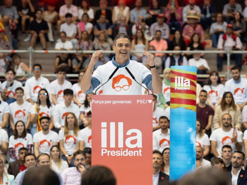 Pedro Sánchez, ataviado con una camiseta del candidato socialista, Salvador Illa, en el mitin de cierre de campaña del PSC, en Barcelona.