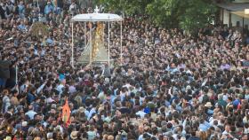 La Virgen del Rocío recorre la aldea el Lunes de Pentecostés.