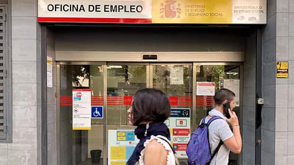 Personas entrando a una oficina del SEPE