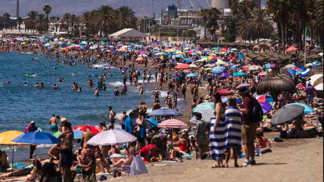 Personas abarrotando la playa de Málaga