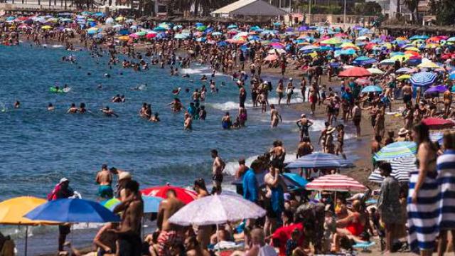 Personas abarrotando la playa de Málaga