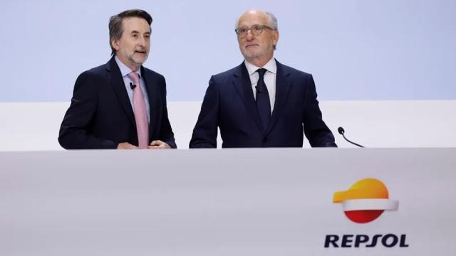 El presidente de Repsol, Antonio Brufau, y el consejero delegado de la energética, Josu Jon Imaz, durante la celebración de la Junta Ordinaria de Accionistas de 2024.