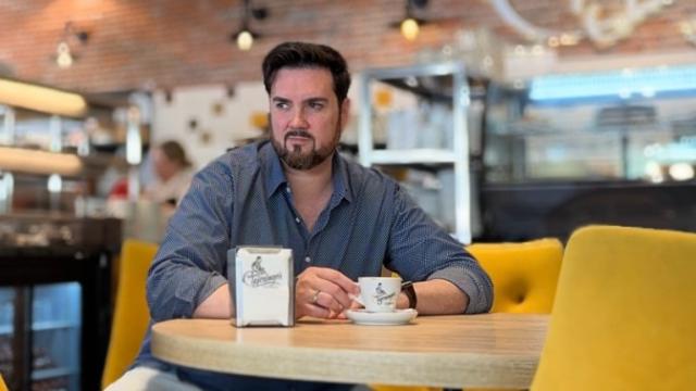 Antonio Arrebola posa en una de sus cafeterías para EL ESPAÑOL de Málaga.