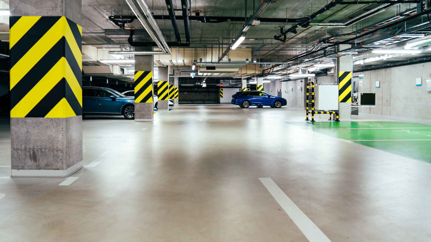 Varios coches aparcados en un garaje privado