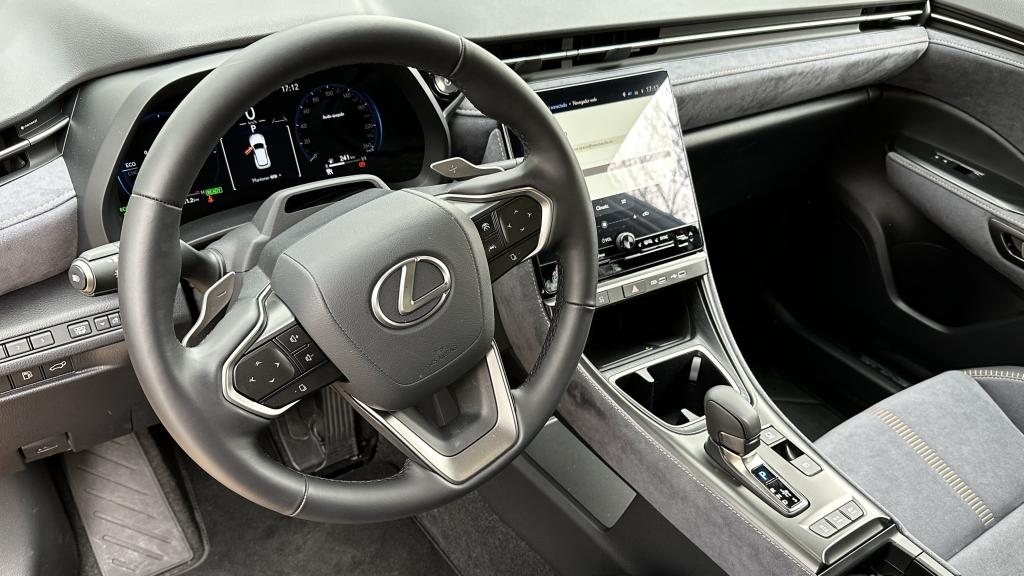 Interior del Lexus LBX.