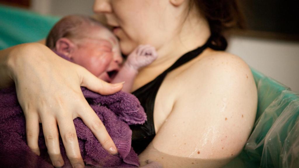 Cada vez son más los hospitales españoles que ofertan a las gestantes el servicio de partos en el agua.