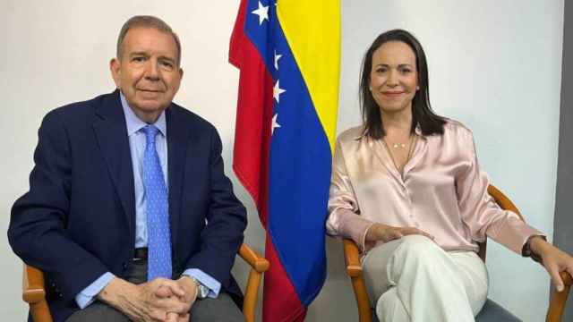 El candidato a la presidencia de Venezuela y adversario de Nicolás Maduro, Edmundo González Urrutia, junto a la líder opositora María Corina Machado.