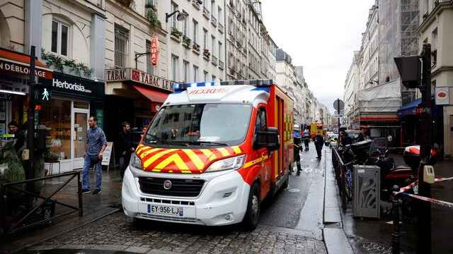 Una ambulancia parada durante una emergencia en París.