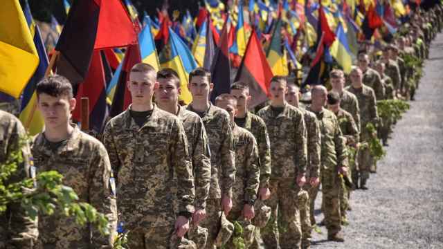 Soldados ucranianos en un acto en Kiev por sus compañeros muertos en la guerra con Rusia.