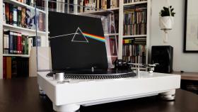 El tocadiscos Pioneer PLX-500 con la carátula del Dark Side of the Moon de Pink Floyd