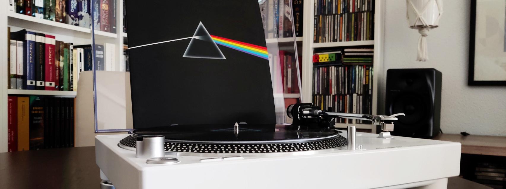 El tocadiscos Pioneer PLX-500 con la carátula del Dark Side of the Moon de Pink Floyd