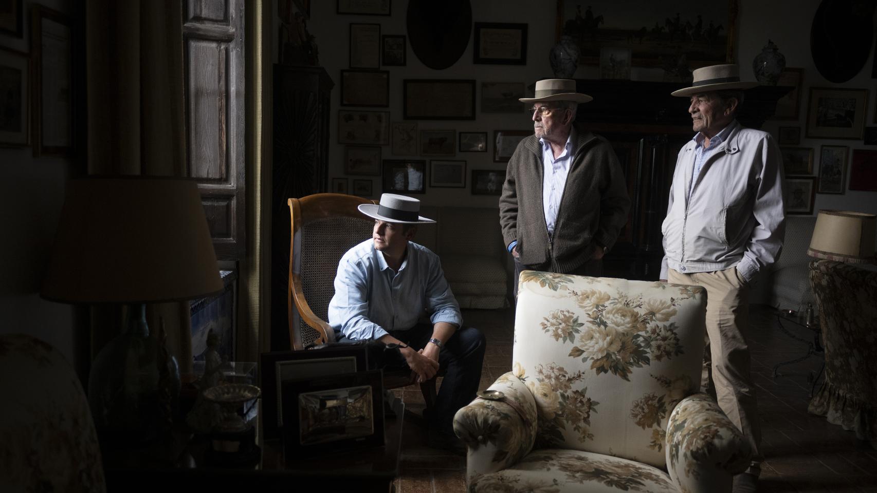 Eduardo Miura hijo, Eduardo Miura padre y Antonio Miura, posando para EL ESPAÑOL | Porfolio en la Finca Zahariche.