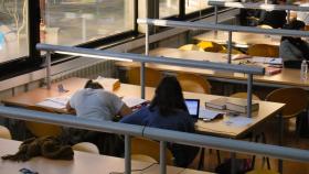 Estudiantes de la UDC en la biblioteca